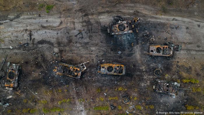 Ukraine-Krieg Zerstörte russische Panzer am Stadtrand von Kiew