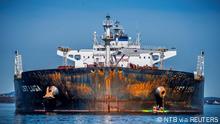 25.4.2022, Nahe Asgardstrand, Norwegen, Members of Greenpeace sail next to a tanker Ust Luga as part of a protest against delivering Russian oil to Norway, amid Russia's invasion of Ukraine, according to Greenpeace, near Asgardstrand, Norway April 25, 2022. Ole Berg-Rusten/NTB/via REUTERS ATTENTION EDITORS - THIS IMAGE WAS PROVIDED BY A THIRD PARTY. NORWAY OUT. NO COMMERCIAL OR EDITORIAL SALES IN NORWAY.