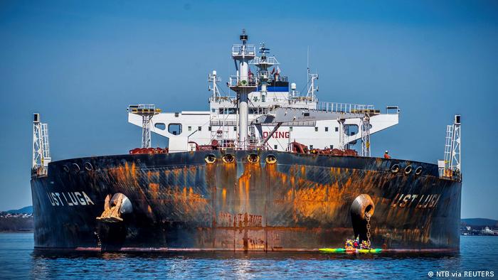 Greenpeace-Aktivisten blockieren einen Öltanker, der russisches Öl nach Norwegen bringt (Archivbild vom 25. April 2022)