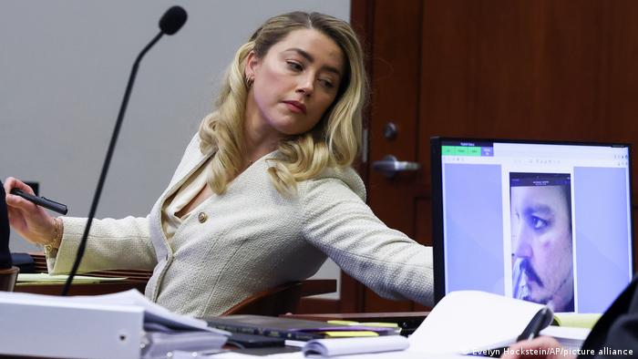 La actriz Amber Heard en la sala del tribunal.