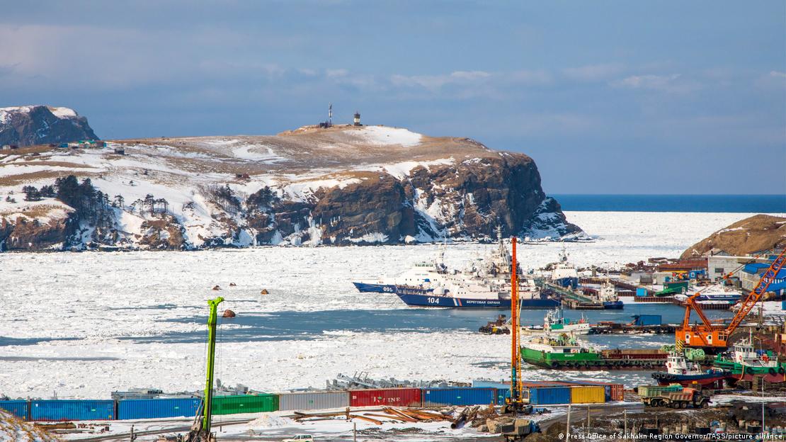 جزائر کوریل موجودہ روس کے سخالین نامی خطے کا حصہ ہیں، انہی جزائر میں سے شیکوٹان آئی لینڈ کی ایک بندرگاہ کی سردیوں میں لی گئی ایک تصویر جزائر کوریل موجودہ روس کے سخالین نامی خطے کا حصہ ہیں، انہی جزائر میں سے شیکوٹان آئی لینڈ کی ایک بندرگاہ کی سردیوں میں لی گئی ایک تصویر