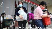 25.04.2022
People hoard food and daily necessities in case of Covid-19 lockdown as a large number of Covid-19 infections has surged in China on April 25, 2022. The Beijing Health Bureau has requested all 3.45 million residents and commuters to have mandatory PCR tests three times five days. ( The Yomiuri Shimbun via AP Images )