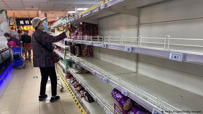 Supermercado con estanterías en parte vacías en Pekín. (25.04.2022).