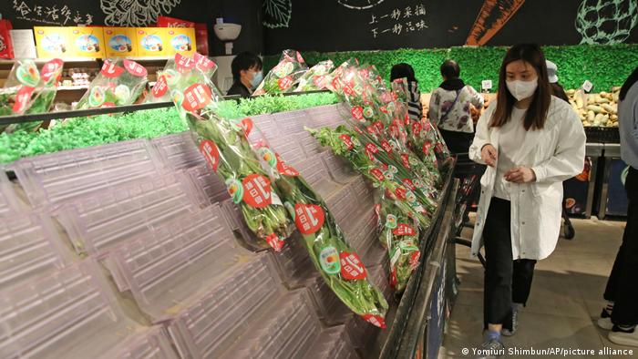 上海“全域靜態管理”后，最為民衆所詬病的一點就是食品等基本民生物資供應緊張。許多人指責政府前期決策不透明，在封城前一天還在承諾“上海不會封城”。在這一背景下，北京剛剛出現幾十人規模的小型奧密克戎疫情，就引發了民衆的搶購囤貨潮。 