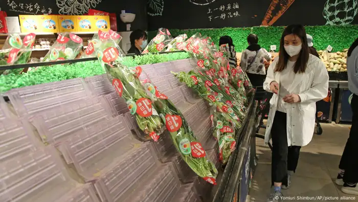 上海“全域靜態管理”后，最為民衆所詬病的一點就是食品等基本民生物資供應緊張。許多人指責政府前期決策不透明，在封城前一天還在承諾“上海不會封城”。在這一背景下，北京剛剛出現幾十人規模的小型奧密克戎疫情，就引發了民衆的搶購囤貨潮。 