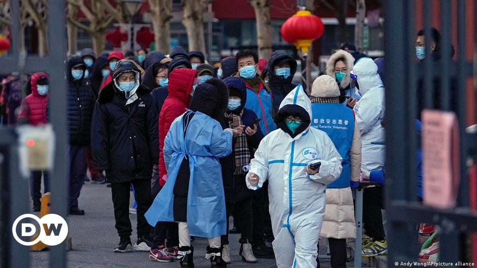 Moradores de Pequim se preparam para nova onda de covid-19