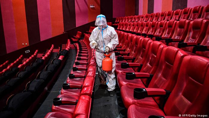 U Šenjangu, metropoli na sjeveroistoku Kine, ponovo će biti otvoreni bioskopi - poslije temeljne dezinfekcije. Kina je jedina zemlja svijeta koja i dalje strogo slijedi politiku nula kovida. Čim se pojave zaraze, čitavi gradovi odlaze u distopijski lokdaun.