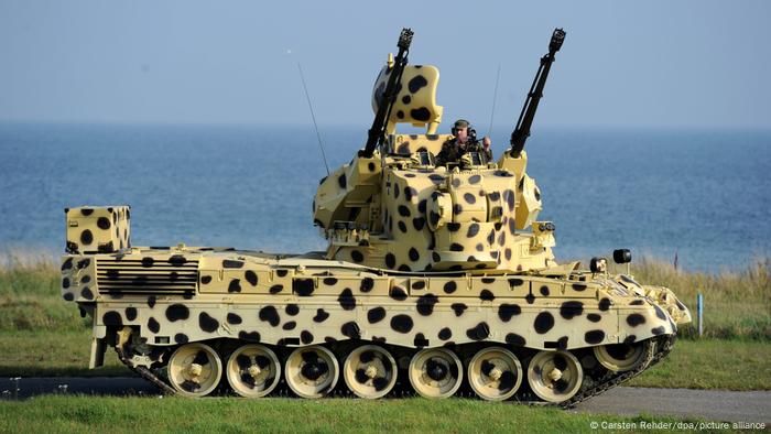 Tanque antiaéreo Gepard, retirado de servicio y pintado con un patrón especial, alusivo a su nombre, para ser exhibido en un museo.