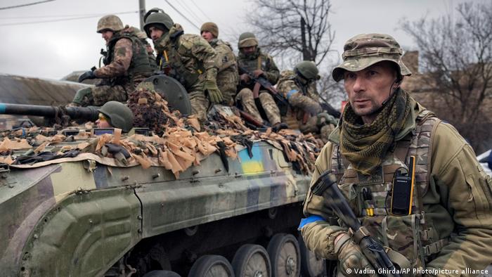 Ukraine Krieg | ukrainische Soldaten bei Kiew