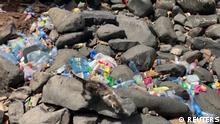 Limpeza do lixo de turistas na ilha de Gorée