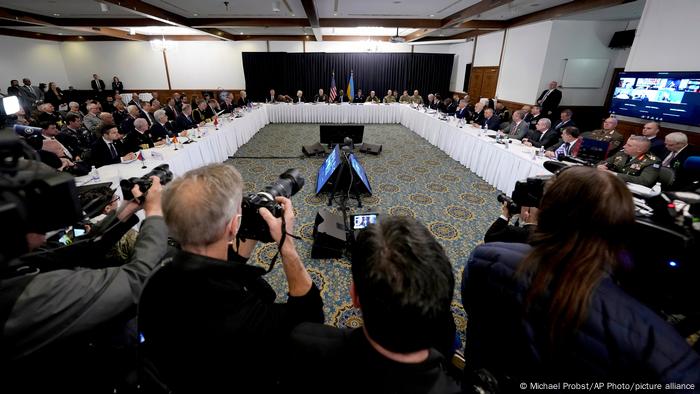Перша зустріч міністрів оборони групи країн, що підтримують Україну, на авіабазі Рамштайн