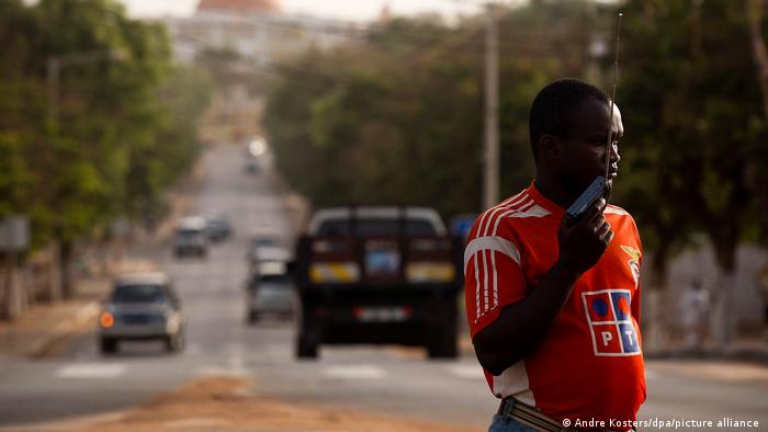 Cidadão escuta rádio nas ruas de Bissau (Foto ilustrativa)