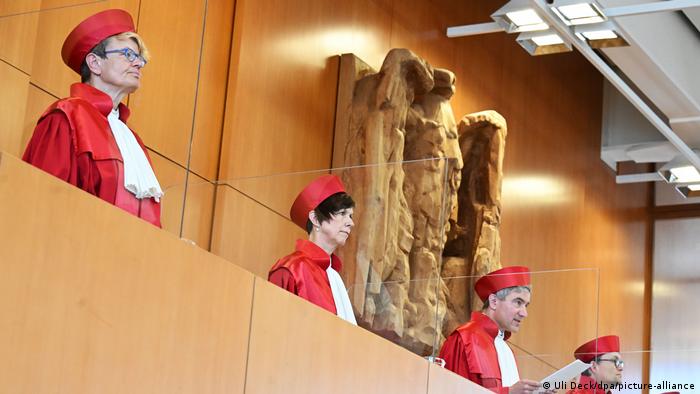 Los jueces de Karlsruhe creen que algunas de las regulaciones revisadas entonces violan los derechos fundamentales.