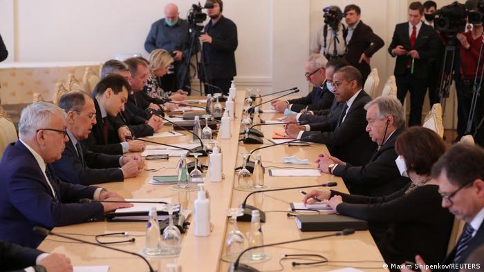 Guterres a la mesa con autoridades rusas en Moscú.