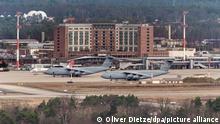 Auf dem Rollfeld der Ramstein Air Base stehen Flugzeuge der U.S. Air Force. Auf Einladung der USA beraten am Dienstag die Vertreter zahlreicher Länder auf dem US-Luftwaffenstützpunkt Ramstein in Rheinland-Pfalz über den Ukraine-Krieg. +++ dpa-Bildfunk +++