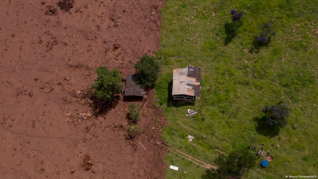 Vista aérea da lama oferece a atingir uma casa
