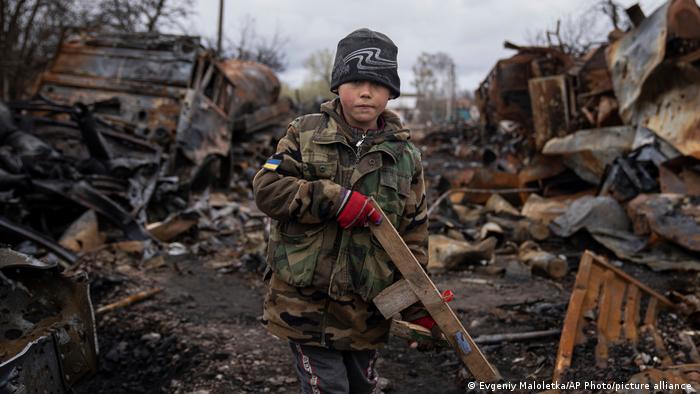 Мальчик с игрушечным ружьем из дерева в районе Чернигова