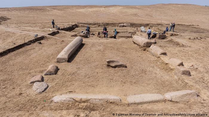 El Ministerio de Turismo y Antigüedades egipcio dijo en un comunicado que las ruinas del templo se encontraron en Tell el-Farma.