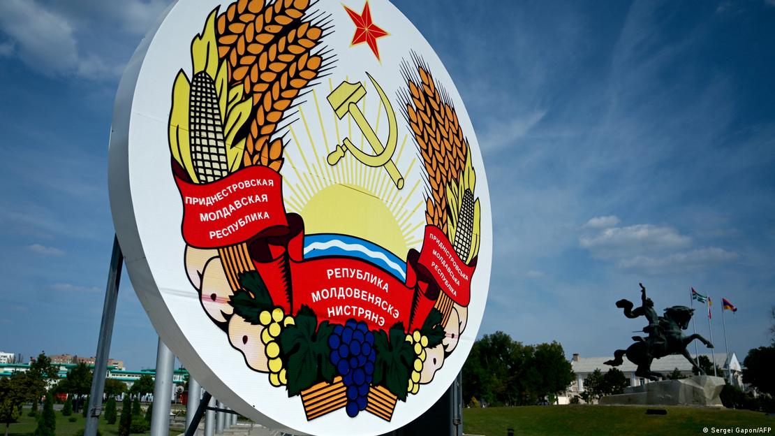 Transnistria kontrollohet nga forcat pro-ruse të sigurisë dhe ka stemën, monedhën dhe pasaportat e veta.