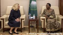 Svenja Schulze trifft Monique Nsanzabaganw von der Afrikanischen Union im April 2022 in Addis Abeba
