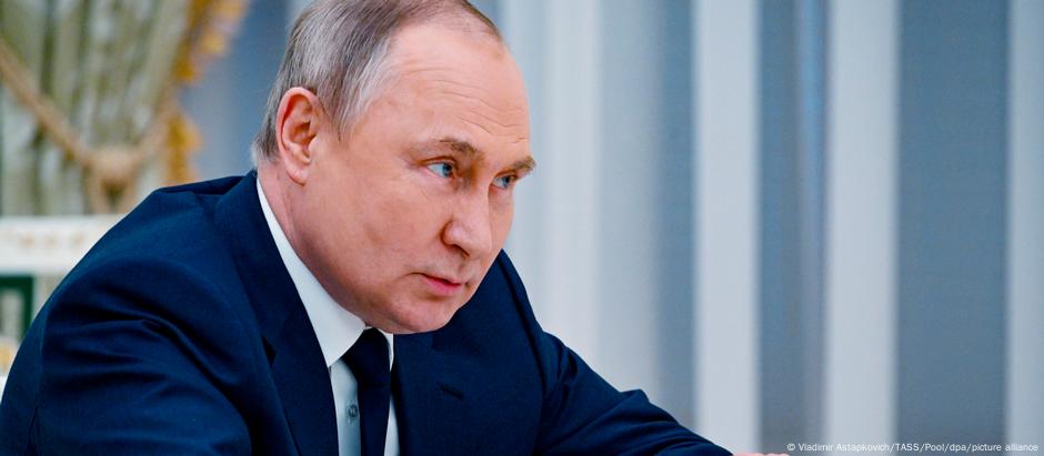 Presidente russo, Vladimir Putin advertiu que a expansão da estrutura militar na Finlândia e Suécia exigirá reação de Moscou