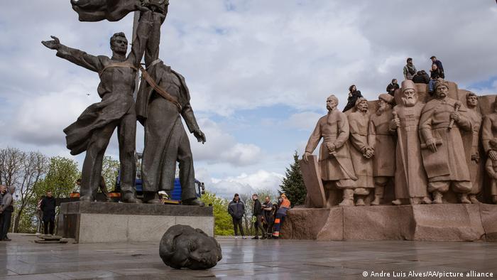 Workers dismantle Monument of Brotherhood in Kyiv