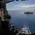 Pazifischer Ozean - Naval Aircrewman (Hubschrauber) blickt auf Angriffsschiff USS Makin Island (LHD 8)