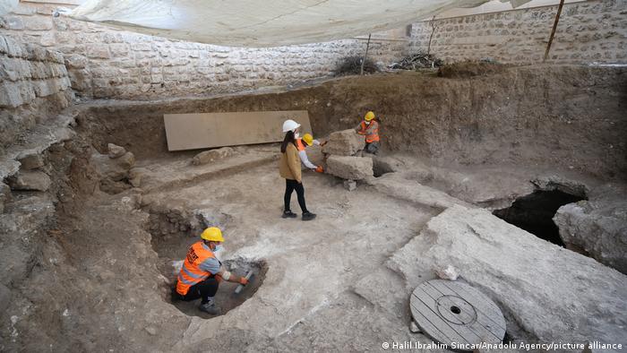 Equipos de excavación trabajan mientras se desentierran numerosos artefactos de los siglos II y III d.C. en la ciudad subterránea del distrito de Midyat, en Mardin.