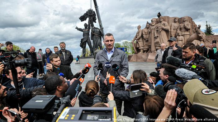 El alcalde Vitali Klitschko se dirige a los medios de comunicación frente al monumento soviético. El alcalde Vitali Klitschko se dirige a los medios de comunicación frente al monumento soviético.