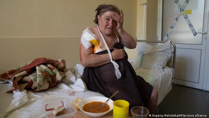 Ukraine Krieg l Frau nach Operation in einem Krankenhaus in Kramatorsk