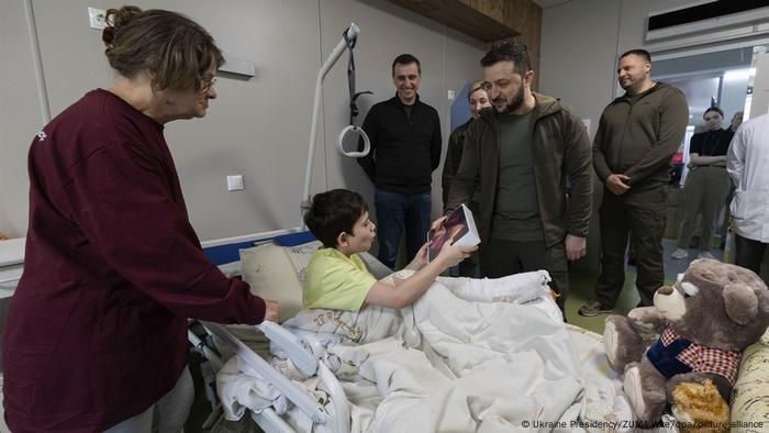 Präsident Selenskyj spricht mit einem aus Mariupol evakuierten Jungen in einem Kinderkrankenhaus in Kiew 
