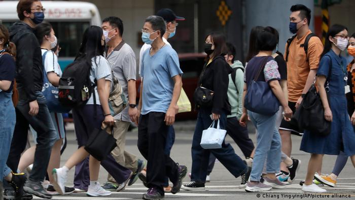 Taiwan | Menschen mit Schutzmasken zum Schutz vor Covid-19 in Taipeh