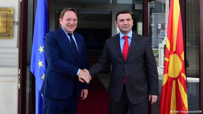 Nord-Mazedonien l EU-Erweiterungs-Kommissar Varhelyi trifft mazedonischen Außenminister Osmani 