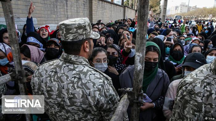 Frauen werden von Sicherheitskräften am Zutritt ins Stadion der iranischen Stadt Mashhad gehindert