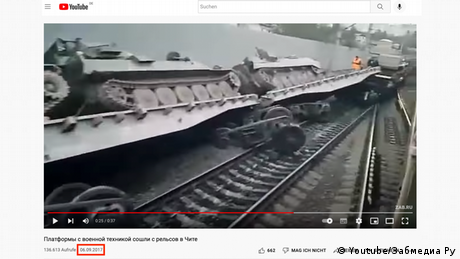 Видео в интернет показва дерайлирал влак превозващ танкове и военна