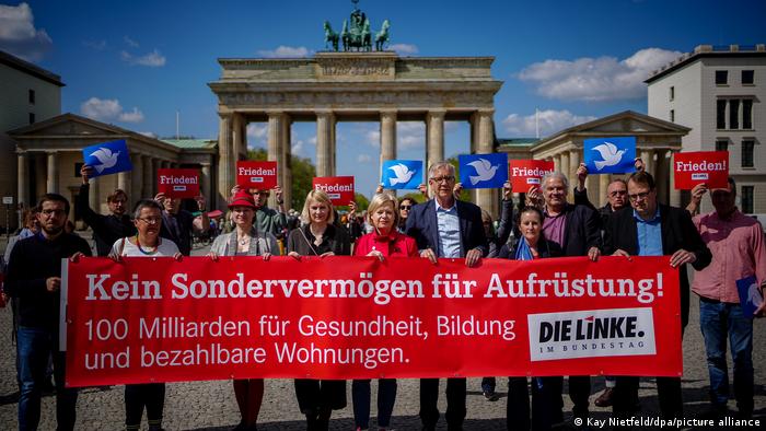 Deutschland, Berlin | Protest gegen 100 Milliarden Sondervermögen für die Bundeswehr