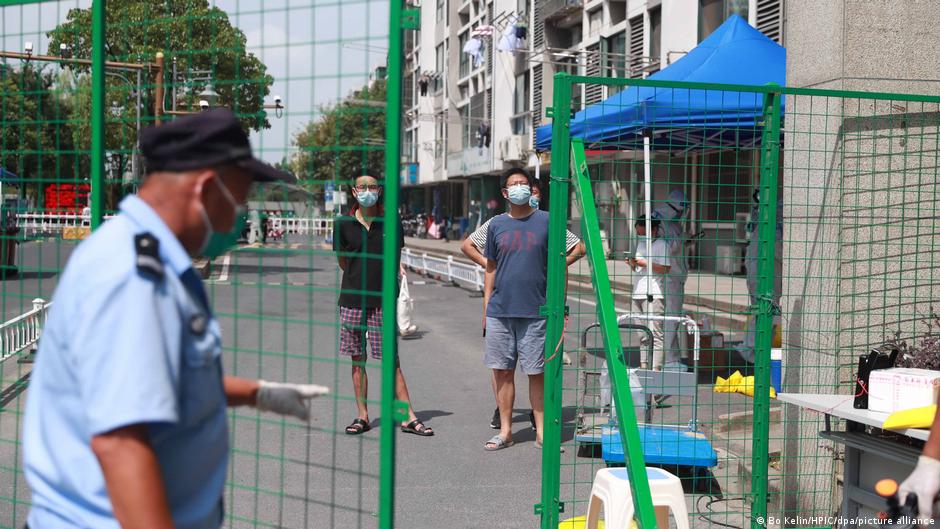 上海日前出現使用鐵欄封鎖小區的爭議措施，有民眾質疑防疫過於強硬。