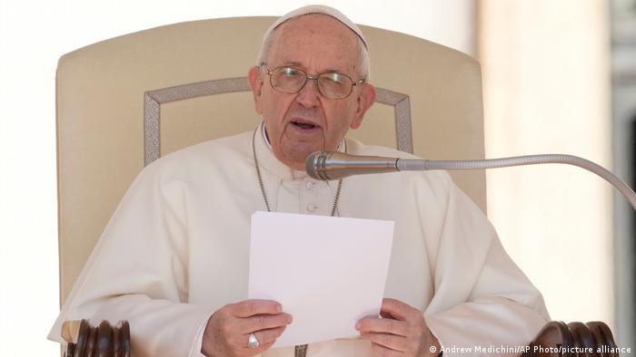 El papa Francisco pronuncia su discurso durante la audiencia general semanal en la Plaza de San Pedro.