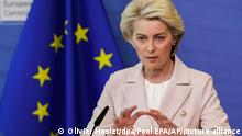 Ursula von der Leyen, Präsidentin der Europäischen Kommission, gibt eine Erklärung am EU-Hauptsitz in Brüssel ab. Die EU arbeitet nach Angaben von Kommissionspräsidentin von der Leyen daran, europäische Verbraucher vor den Folgen des russischen Stopps der Gaslieferungen an Polen und Bulgarien zu schützen. +++ dpa-Bildfunk +++