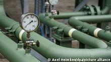 Messinstrumente zeigen den Leitungsdruck von Rohrleitungen eines Gaspeichers an. (Illustration zu Russland stellt auch Erdgaslieferungen nach Bulgarien ein) +++ dpa-Bildfunk +++