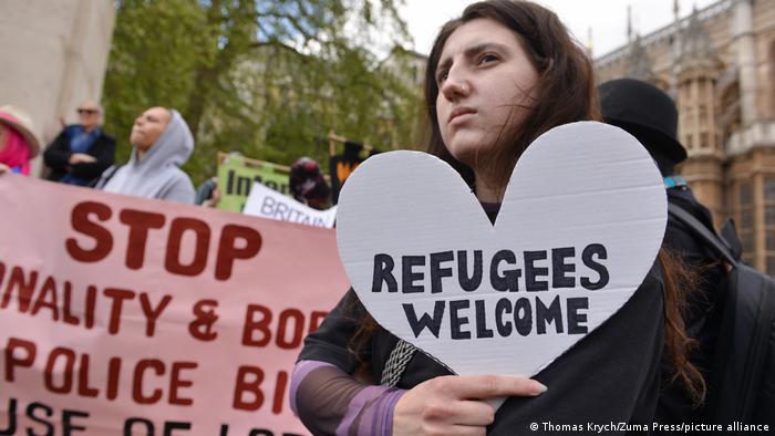 سيدة تحمل لافتة كتب عليها مرحباً باللاجئين أثناء مظاهرة ضد قانون الجنسية والحدود في لندن