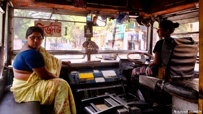 Eine Frau am Steuer eines Busses in Kalkutta