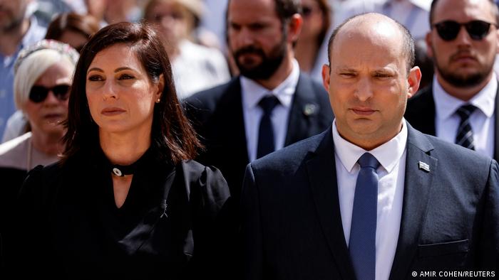 Premierminister Naftali Bennett und seine Frau bei einer der Gedenkfeiern. Premierminister Naftali Bennett und seine Frau bei einer der Gedenkfeiern.