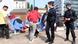 Fransa'da düzensiz göçmenlerin kendi yaptıkları derme çatma kamplardan birinde iki polis ile genç erkekler Fransa'da düzensiz göçmenlerin kendi yaptıkları derme çatma kamplardan birinde iki polis ile genç erkekler