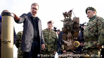 Ο πρόεδρος Βούτσιτς με σέρβους στρατιώτες