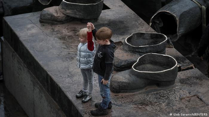 Дети фотографируются на фоне снесенного памятника