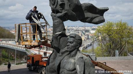 El desmontaje del monumento a la amistad rusa-ucraniana.