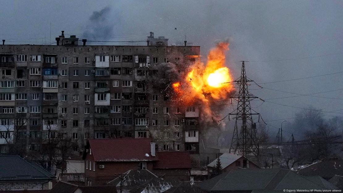 Explosão em prédio residencial de Mariupol. Cidade se tornou alvo de intensos bombardeios russos logo no início da invasão russa à Ucrânia