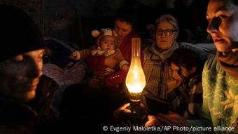 Жители Мариуполя прячутся от обстрелов в бомбоубежище, 6 марта Жители Мариуполя прячутся от обстрелов в бомбоубежище, 6 марта