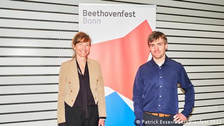 Verwaltungsdirektorin Barbara Massing und Festspielintendant Steven Walter vor einem Banner zum Beethovenfest.